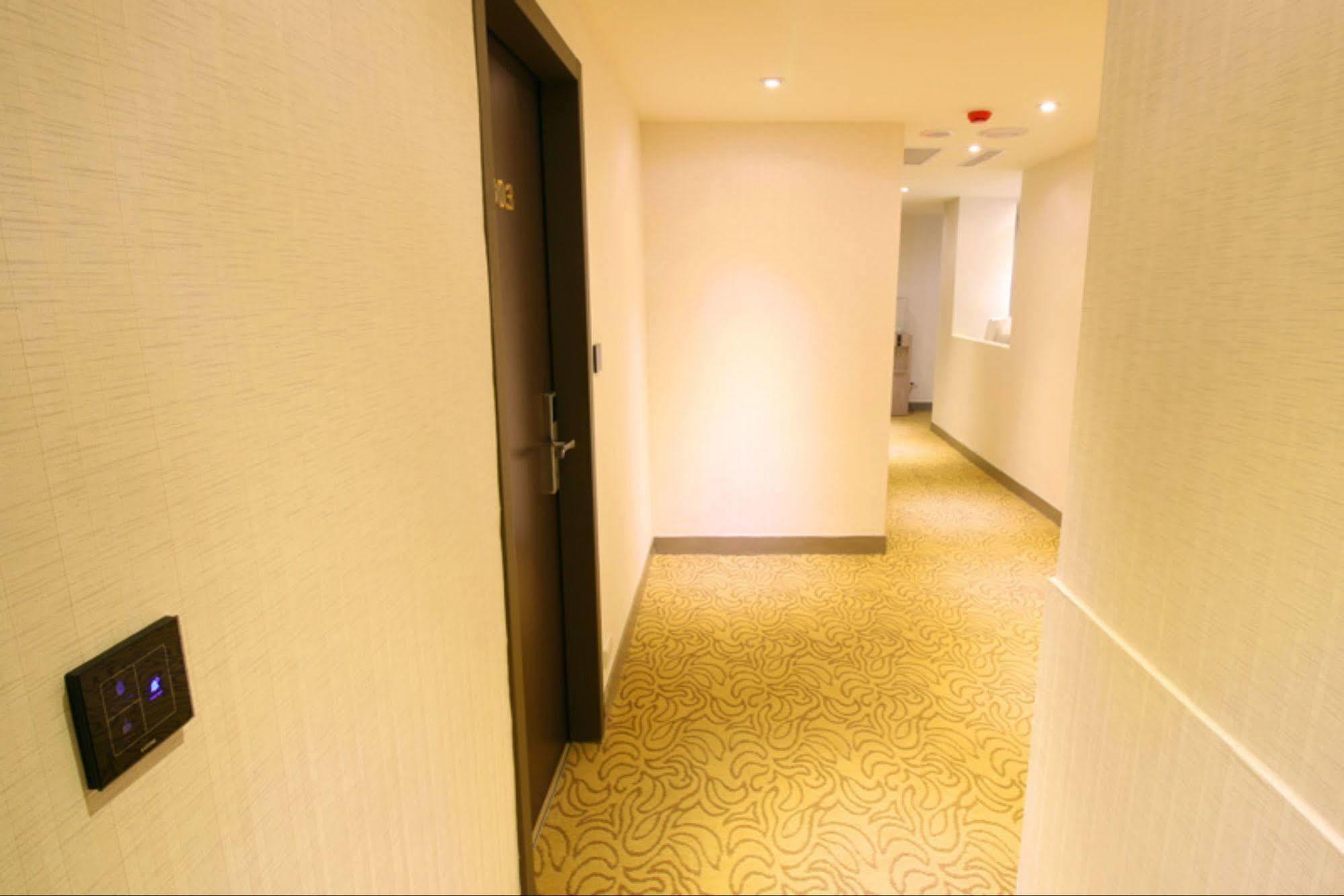 Simple Life Kaohsiung Hotel Екстериор снимка